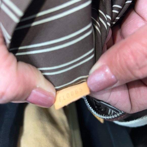 Louis Vuitton Limited
Edition LV Cup Antigua
Weekender - Picture 6 of 9